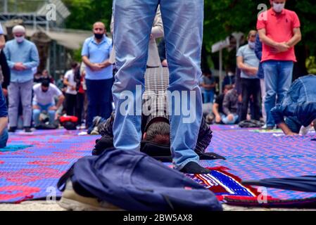 Beten mit medizinischen Masken vor der Blauen Moschee. Am ersten Freitag beten, namaz nach der Sperre in Istanbul. Muslime beten gemeinsam für Heilung Stockfoto