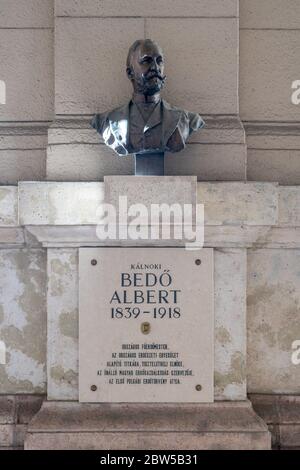 Budapest, Ungarn - 8. Feb 2020: Bronzebüste von Albert Bedo auf der Linensteinmauer am Kossuth Platz Stockfoto