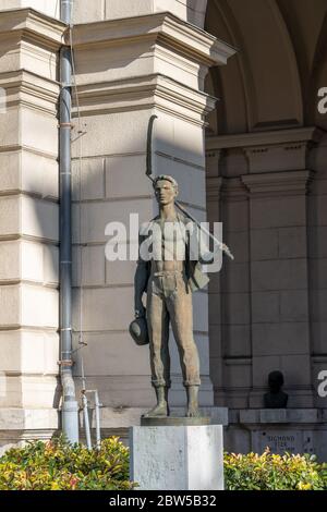 Budapest, Ungarn - 8. Februar 2020: Bronze männlichen Reaper Mann Statue außerhalb blutigen donnerstag Gedenkstätte Stockfoto