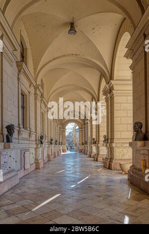 Budapest, Ungarn - 8. Feb 2020: Arkadengang mit Gedenkbüsten an der Wand in der Nähe des kossuth Platzes Stockfoto