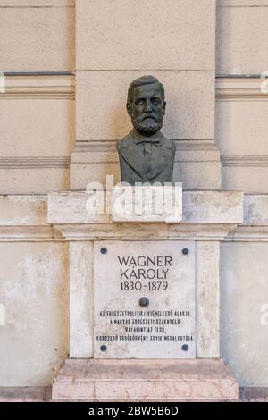 Budapest, Ungarn - 8. Feb 2020: Bronzebüste von Karoly Wagner auf der Linesteinwand nahe dem Kossuth Platz Stockfoto