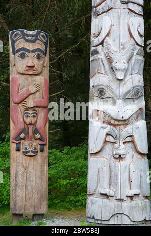 Totempfähle im Sitka National Historical Park, Sitka, Baranof Island, Südost-Alaska, USA Stockfoto