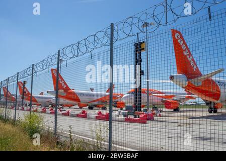 EasyJet-Flugzeuge im Flugzeug am Flughafen London Southend, Essex, Großbritannien, aufgrund der Sperrung der COVID-19 Coronavirus-Pandemie. Düsen im Lager. Eingezäunt Stockfoto