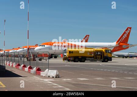 EasyJet-Flugzeuge wurden am Flughafen London Southend, Essex, Großbritannien, aufgrund der Sperrung der COVID-19 Coronavirus-Pandemie abgestellt. Düsen im Lager. Geerdet Stockfoto