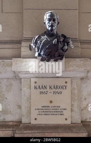 Budapest, Ungarn - 8. Feb 2020: Bronzebüste von Karoly Kaan auf einer Steinmauer nahe dem Kossuth Platz Stockfoto