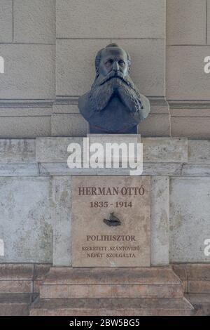 Budapest, Ungarn - 8. Februar 2020: Bronzebüste von Otto Herman auf der Linensteinmauer am Kossuth-Platz Stockfoto