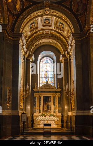 Budapest, Ungarn - 8. Feb 2020: Gang mit gebeizten Galssen in St. Stephan's Baasilica Stockfoto