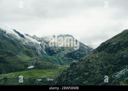 Grüne Wiesen in einem bergigen Wandergebiet Stockfoto