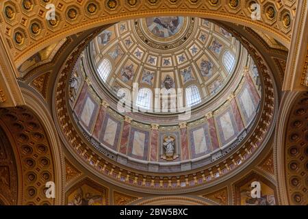 Budapest, Ungarn - 8. Feb 2020: Ansicht der vergoldeten Kuppel in der St.-Stephans-Basilika Stockfoto