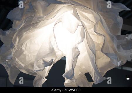 Zerknitterte weiße Lampe aus Papier an der Decke. Das Design der Wohnung. Stockfoto