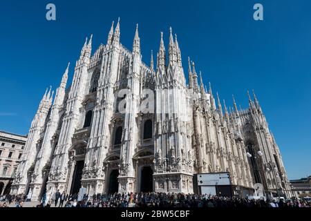 MAILAND, ITALIEN - 16, MÄRZ 2018: Horizontale Abbildung der erstaunlichen Architektur des Mailänder Doms, einer wichtigen katholischen Kathedrale in Mailand, Italien. Stockfoto