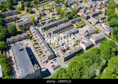 Luftaufnahme des Dorfes Cleckheaton in Yorkshire in Großbritannien, das das Stadtzentrum im britischen Dorf zeigt Stockfoto