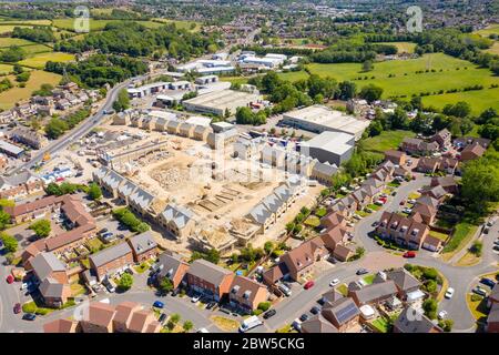 Luftaufnahme des Dorfes Cleckheaton in Yorkshire in Großbritannien, auf dem eine brandneue Wohnanlage im Stadtzentrum gebaut wird Stockfoto