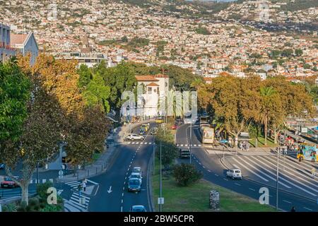 Funchal, Portugal - 10. November 2019: Strandpromenade Avenida do Mar mit der Festung Sao Lourenco Palast vom Santa Catarina Park aus gesehen Stockfoto