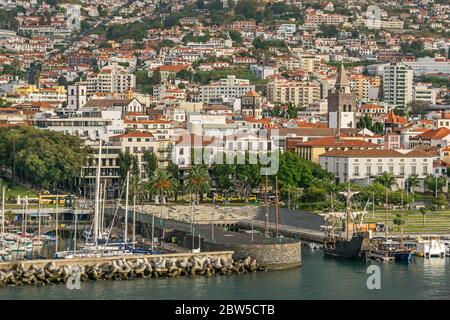 Stadtbild von Funchal mit seinem historischen Zentrum und der Kathedrale von Funchal (Kathedrale Sé), funktionale Nachbildung von Columbus' Flaggschiff Santa María, Seaside p Stockfoto