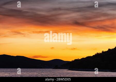 Wunderschöner dramatischer Sonnenuntergang Himmel über dem Meer Stockfoto