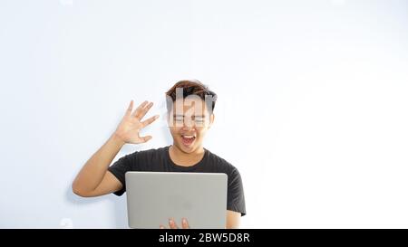 Attraktive glücklich junge asiatische Mann studieren mit seinem Freund mit Laptop-Computer mit Video-Chat Stockfoto