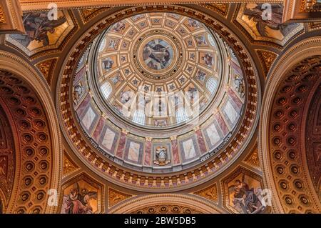 Ansicht der vergoldeten goldenen Kuppel in der St.-Stephans-Basilika in Budapest Ungarn Stockfoto