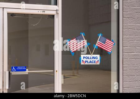 US-Flaggen klebten an Fenster des Polling Place für die vorzeitige Abstimmung in den USA Wahlen Stockfoto