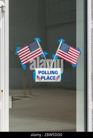 US-Flaggen klebten an Fenster des Polling Place für die vorzeitige Abstimmung in den USA Wahlen Stockfoto