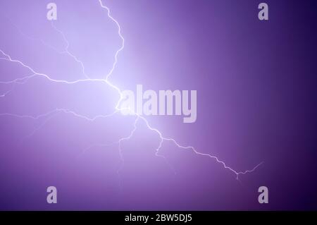 Gefährliche Blitzschläge Streifen über den Himmel. Stockfoto