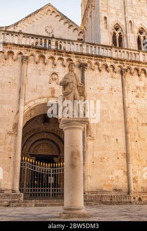 Statue des heiligen Laurentius mit Kathedrale des heiligen Laurentius in Trogir, Kroatien. Stockfoto