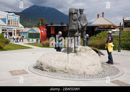 Skagway Centennial Statue von Chuck Buchanan, Centennial Park, Skagway, Southeast Alaska, USA Stockfoto