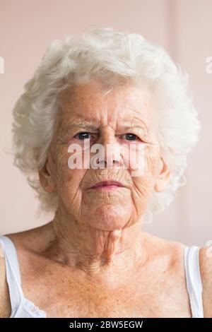 Nachdenkliche ältere Frau. Stockfoto