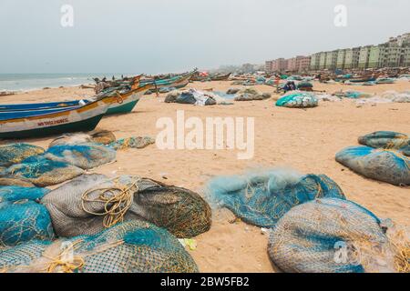 Hunderte von Fischerbooten und Netzen parkten am Ufer des Marina Beach in Chennai, Indien Stockfoto