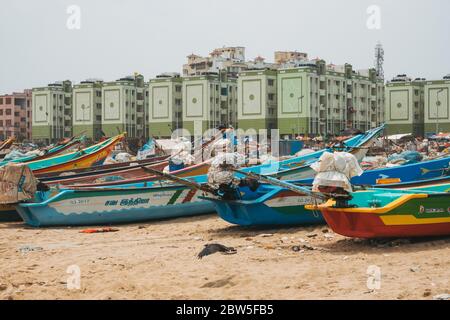 Hunderte von Fischerbooten und Netzen parkten am Ufer des Marina Beach in Chennai, Indien Stockfoto