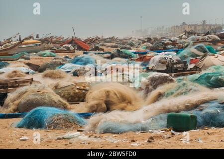 Hunderte von Fischerbooten und Netzen parkten am Ufer des Marina Beach in Chennai, Indien Stockfoto