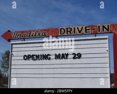 Unadilla, NY / USA - 20. Mai 2020: Ein Drive-in-Kino in New York sagt Eröffnung Mai 29, da sie nach Schließung wegen Covid wieder geöffnet werden dürfen Stockfoto