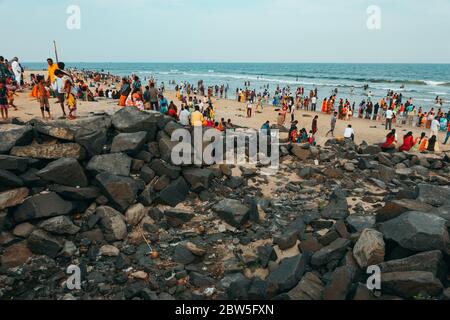 Ein überfüllter Puducherry Beach an einem Sonntagabend, Pondicherry, Indien Stockfoto