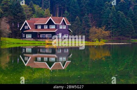 Golcuk Nationalpark Bolu Türkei. Herbst hölzerne See Haus im Wald in Bolu Golcuk Nationalpark, Türkei Tapete Stockfoto