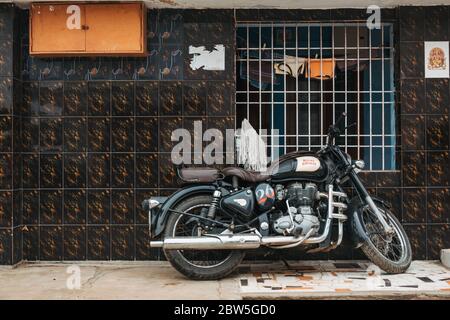 Ein Royal Enfield Classic 350 Motorrad vor einem Haus in Mahabalipuram, Indien geparkt Stockfoto