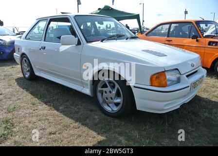 Ein Ford Escort Mk3 RS Turbo aus dem Jahr 1988 stand auf der Oldtimer-Ausstellung der englischen Riviera in Paignton, Devon, England, Großbritannien. Stockfoto