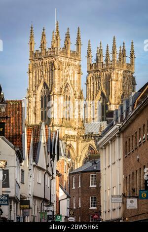 Blick auf York Minster - Kathedrale und metropolitische Kirche von Saint Peter in York, Yorkshire, England, Großbritannien Stockfoto