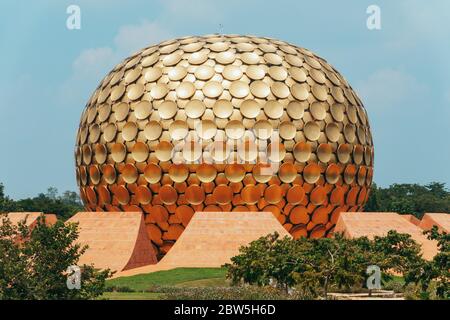 Matrimandir, eine riesige goldene Kugel-ähnliche Struktur, die für die Meditation in der experimentellen Kommune von Auroville, Indien, gebaut wurde Stockfoto