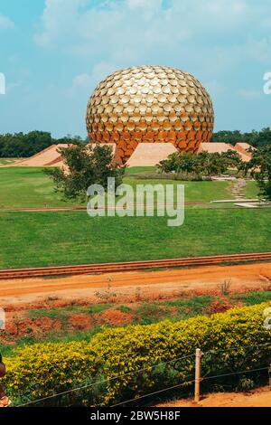 Das Matrimandir, eine goldene kugelförmige Struktur, die für die Meditation in der experimentellen Township Auroville, Tamil Nadu, Indien, gebaut wurde Stockfoto