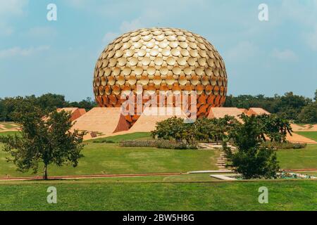 Gepflegter Rasen vor Matrimandir, einer goldenen Kugelstruktur, die für die Meditation in der experimentellen Township Auroville, Indien, gebaut wurde Stockfoto