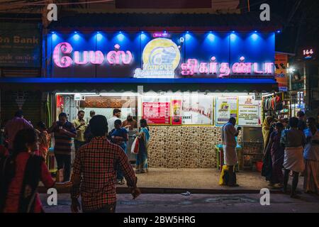 Der berühmte Jigarthanda-Laden in Madurai, Indien, an einem geschäftigen Abend