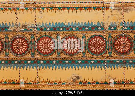 Ein kompliziertes Deckenmuster im Thirumalai Nayakkar Palace, Tamil Nadu, Indien Stockfoto