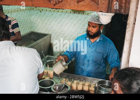 Ein Mann bereitet in einem Laden in Madurai, Indien, Gläser eines Jigarthanda zu. Das Getränk ist bei Einheimischen sehr beliebt Stockfoto