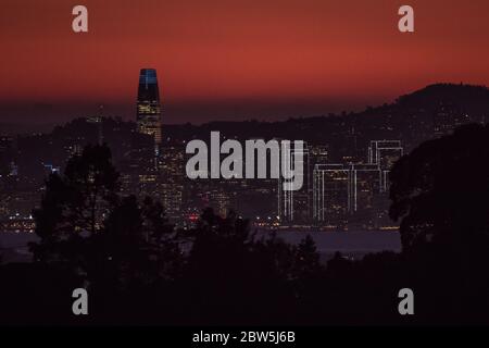 Die Skyline von San Francisco über der Bucht bei Sonnenuntergang, wie von den Berkeley Hügeln aus gesehen Stockfoto