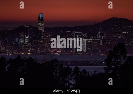 Die Skyline von San Francisco über der Bucht bei Sonnenuntergang, wie von den Berkeley Hügeln aus gesehen Stockfoto