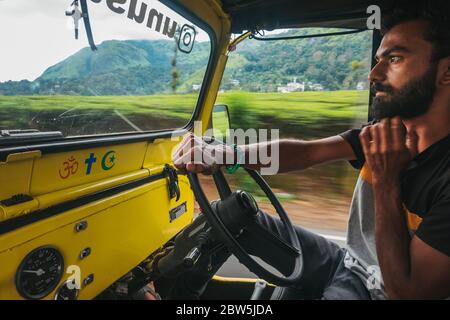 Ein junger indischer männlicher Jeep-Tourist-Taxifahrer in Munnar, Kerala, Indien Stockfoto