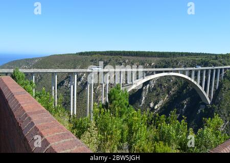 Bloukrans Bunjee jumping Brücke ist eine Bogenbrücke in der Nähe von Nature's Valley und Knysna an der Garden Route in der Western Cape Südafrika entfernt Stockfoto