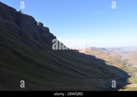 Schön und grün Sani Pass unter Drakensberge in Südafrika in der Nähe von Lesotho Königreich Grenze Stockfoto