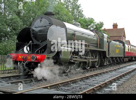 Bluebell Railway S-15 Klasse 4-6-0 Lokomotive Nr.847 in Sheffield Park Station in Southern Region Bahngesellschaft Farben gebaut in 1936 Stockfoto