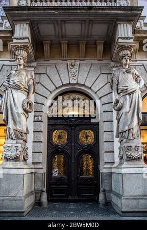 Altes Gebäude Eingang von Budapest Stockfoto